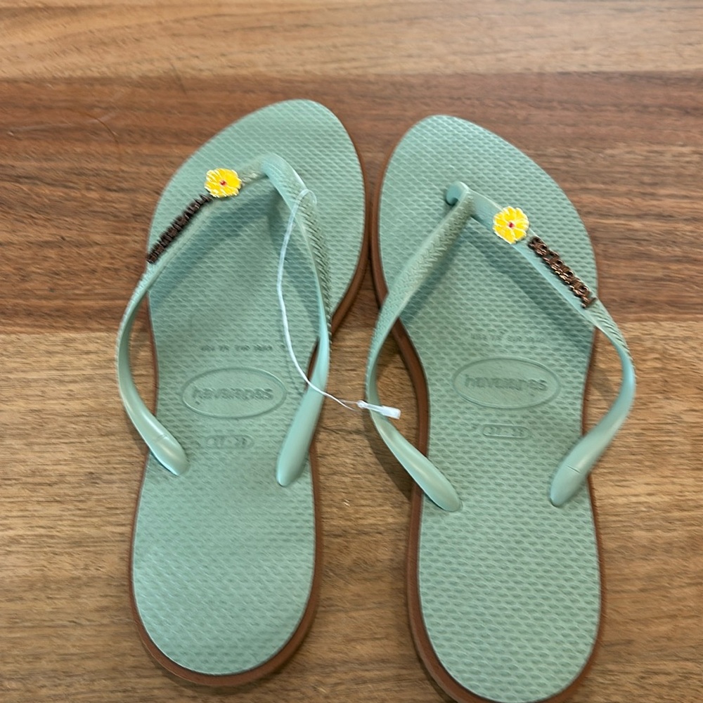 Havaianas green flip flops with flower. Brand new